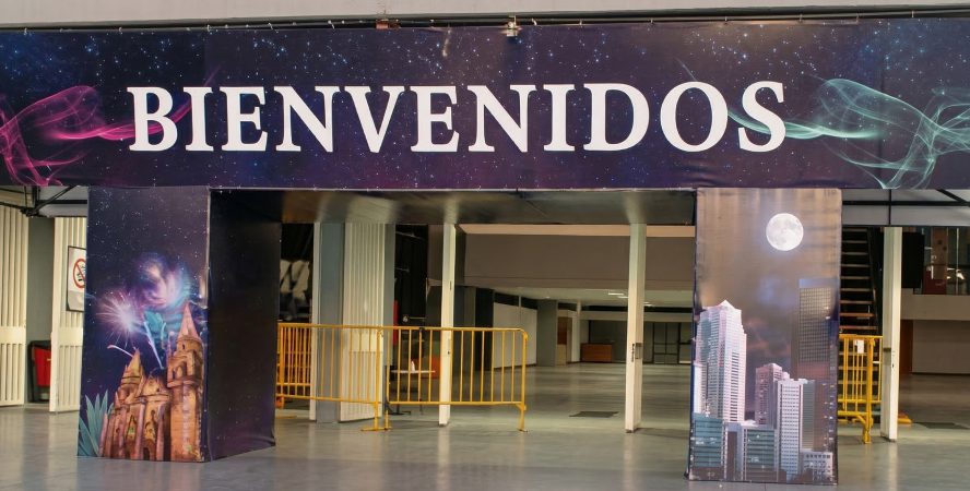 Escenografía arco de entrada en expo