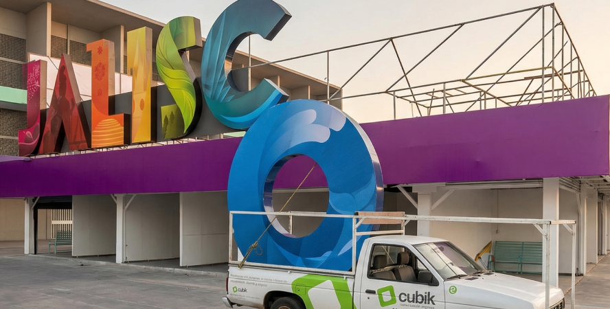 Instalación de letras gigantes en entrada de espetáculo