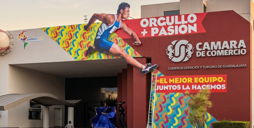 Rótulo y publicidad sobre fachada CAMARA DE COMERCIO