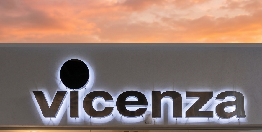 rótulo luminoso logotipo Vicenza, en fachada de tienda