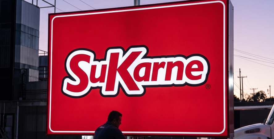 rótulo luminoso logotipo SuKarne; en la calle