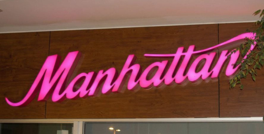 rótulo luminoso logotipo Manhattan