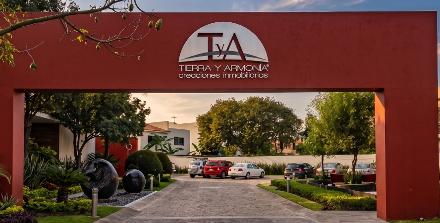 Instalación rótulo 3D Tierra y armonía, sobre arco de entrada