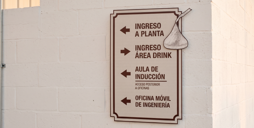 Señaletica Hersheys en pared
